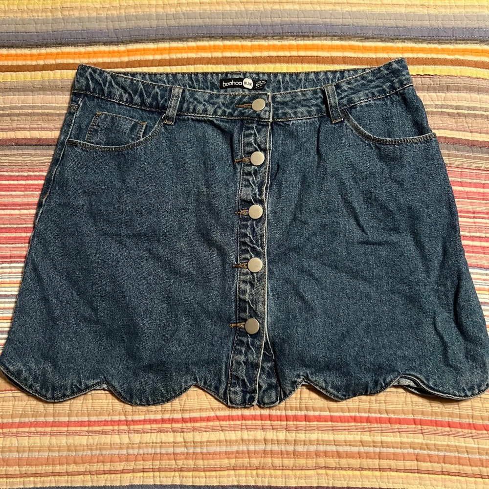 Boohoo Blue Button Front Denim Skirt Scalloped Hem Women's Size US 10
